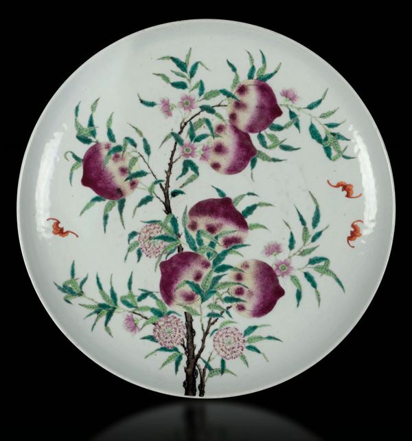 Piatto in porcellana a smalti policromi con decoro di pesche e fiori, Cina, fine XIX secolo