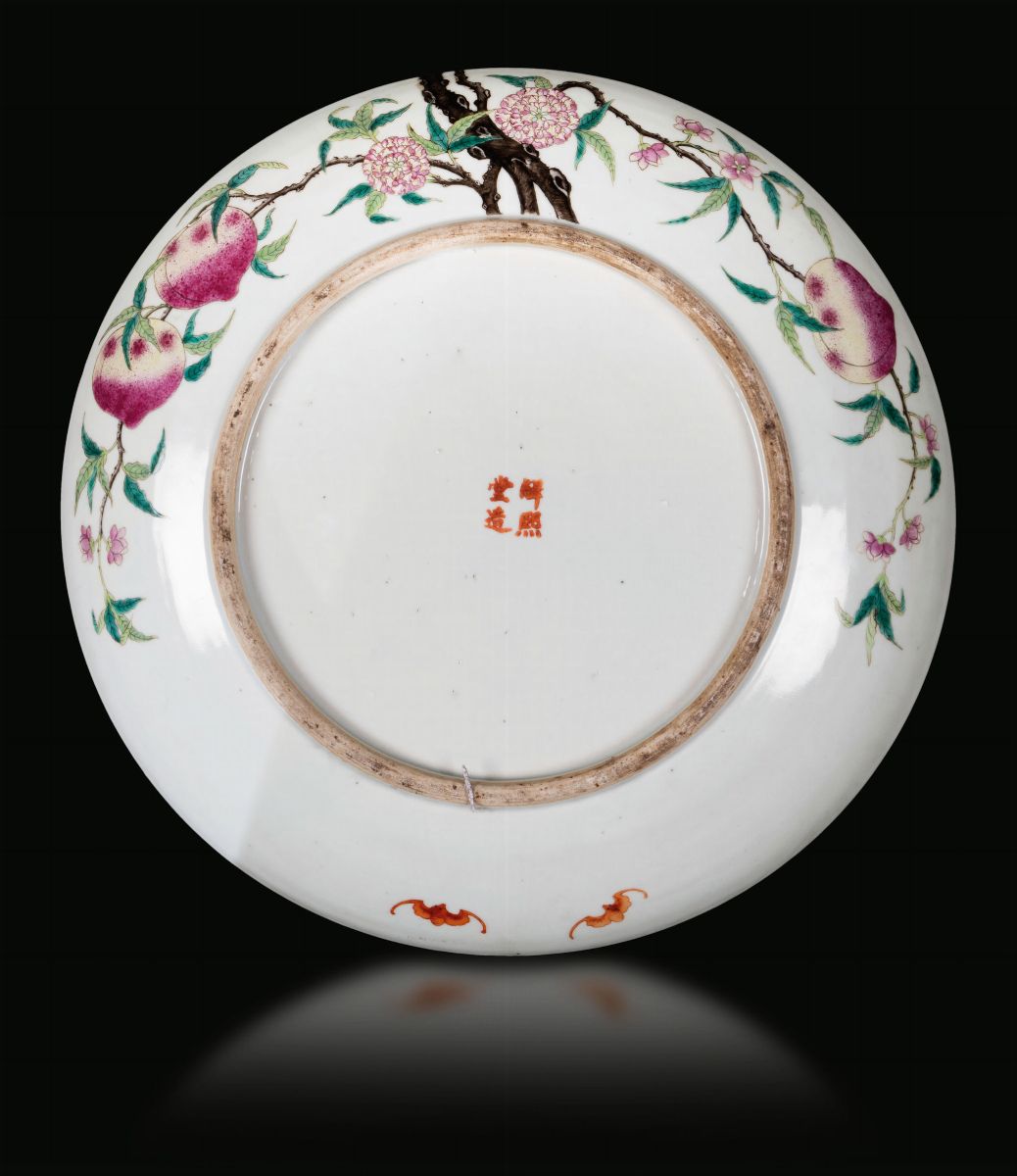 Piatto in Porcellana a Smalti Policromi con Decoro di Pesche e Fiori, Cina, Fine XIX Secolo