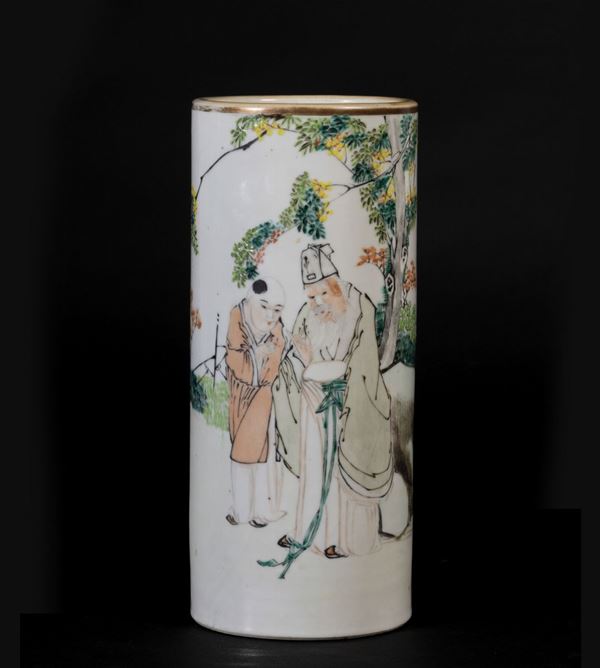 Vaso cilindrico in porcellana a smalti policromi con figura di saggio con fanciullo entro paesaggio e iscrizione, Cina, inizio XX secolo