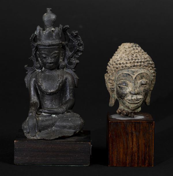 Lotto composto da figura di Buddha in bronzo seduto con corona e piccola testa di Buddha in bronzo, Thailandia e Cina, XIX secolo