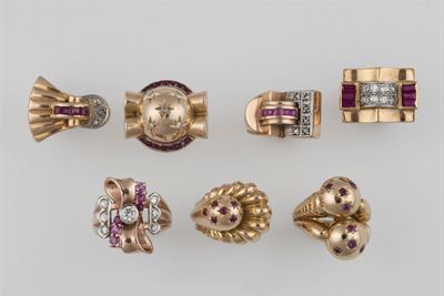 Collezione Composta da Sette Anelli con Diamanti, Rubini e Rubini Sintetici