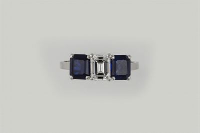 Anello con Diamante Centrale Taglio Smeraldo di Ct 0,85 e Zaffiri a Contorno