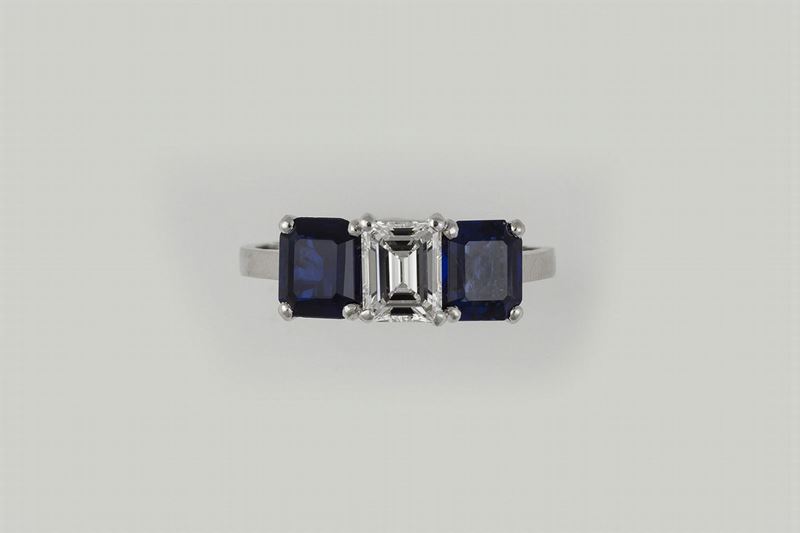 Anello con diamante centrale taglio smeraldo di ct 0,85 e zaffiri a contorno  - Asta Fine Jewels - Cambi Casa d'Aste