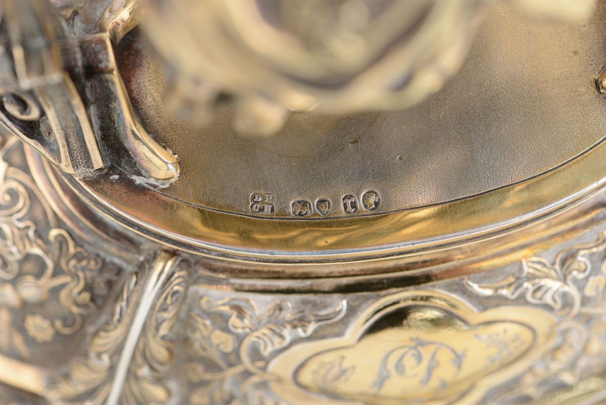 Coppia di Centrotavola in Argento Fuso, Sbalzato, Cesellato e Dorato. Londra 1871 (argentiere Non...