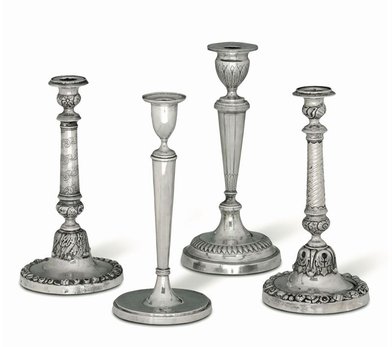 Gruppo di 4 candelieri in argento fuso, sbalzato e cesellato.  - Asta Argenti da Collezione - Cambi Casa d'Aste