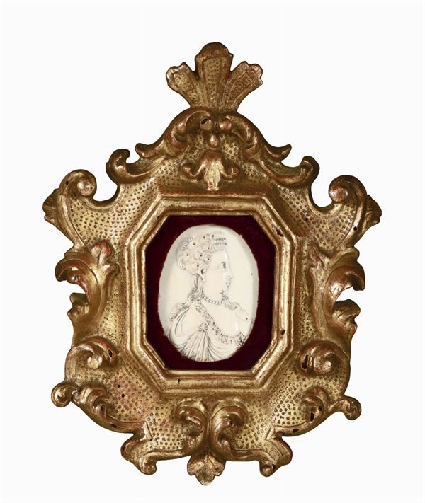 Medaglione ovale in avorio con profilo di nobil donna, cornice in legno intagliato e dorato (antica, ma non pertinente), Francia o Germania XIX secolo