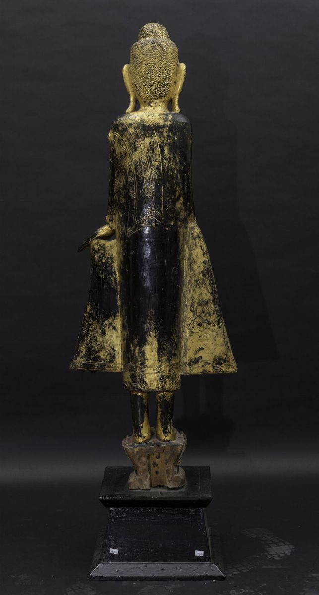 Grande Figura di Buddha Stante su Fiore di Loto in Legno Dorato, Thailandia, XIX Secolo