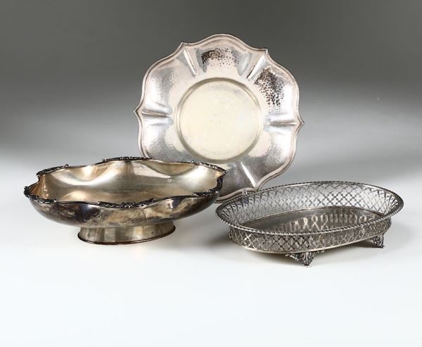 Lotto di due cestini e un piatto in argento, XX secolo