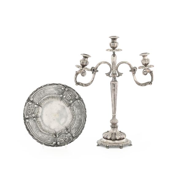 Candelabro e piatto in metallo argentato. XX secolo
