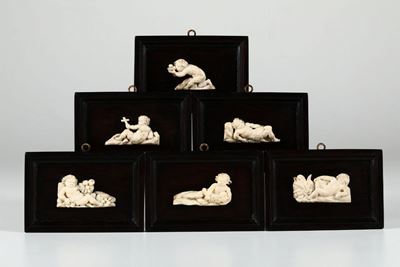 Sei Rilievi in Avorio con Putti Entro Pannelli in Legno di Palissandro