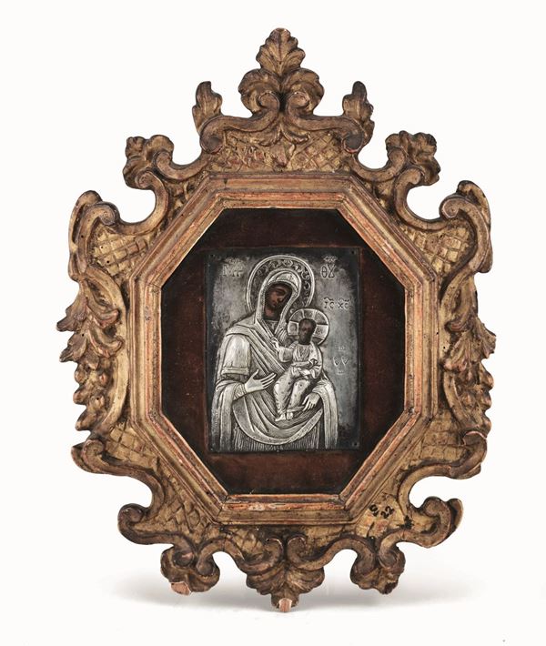 Piccola icona raffigurante Madonna con Bambino con riza in argento sbalzato, Europa centrale XIX secolo,