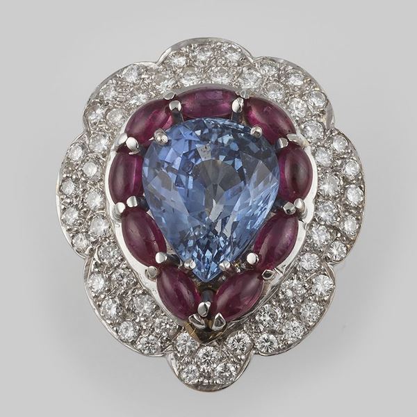 Anello con zaffiro Sri Lanka taglio a goccia di ct 3.80 circa con rubini e diamanti a contorno