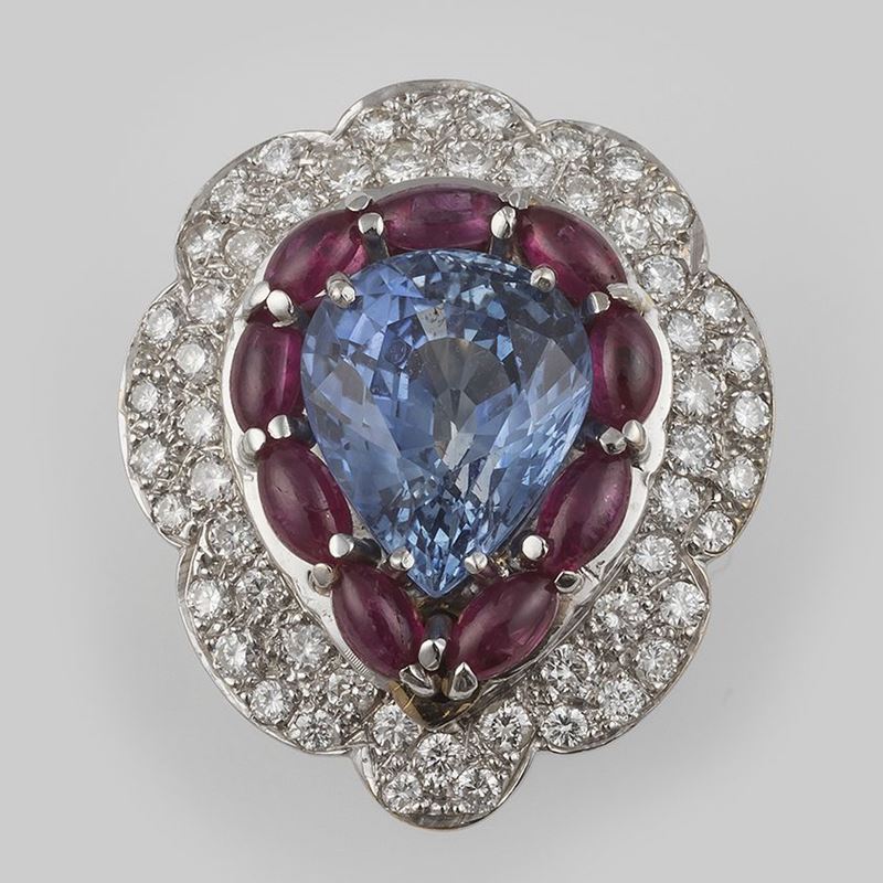 Anello con zaffiro Sri Lanka taglio a goccia di ct 3.80 circa con rubini e diamanti a contorno  - Auction Jewels | Cambi Time - Cambi Casa d'Aste
