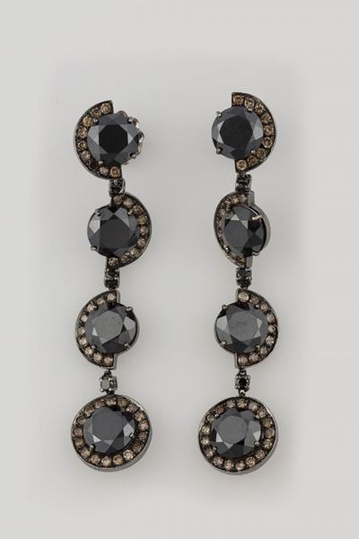Orecchini Pendenti con Gemme Grigie e Diamanti Brown