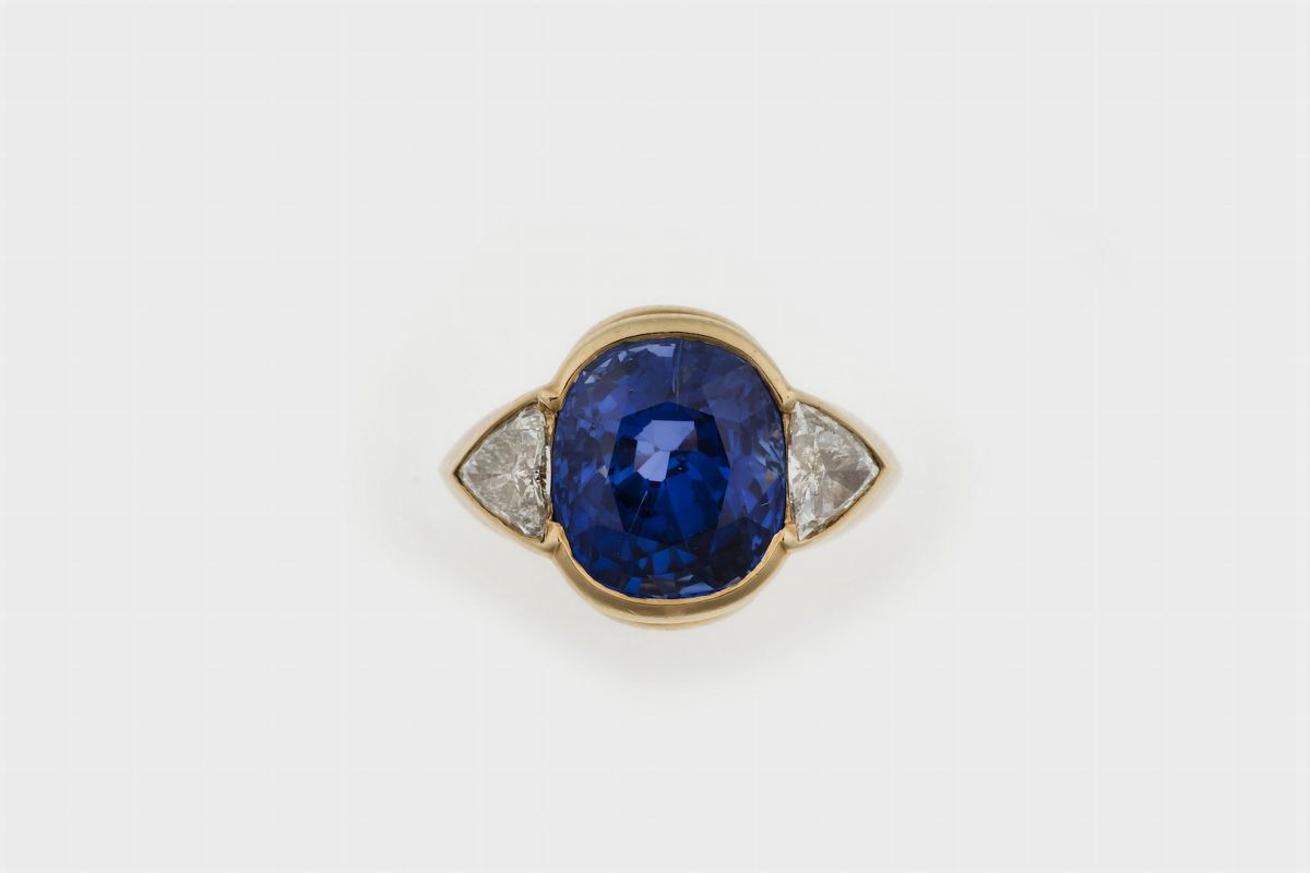 Bulgari. Anello con Zaffiro Sri Lanka di Ct 11,91 Taglio a Cuscino, Nessuna Indicazione di Riscal...
