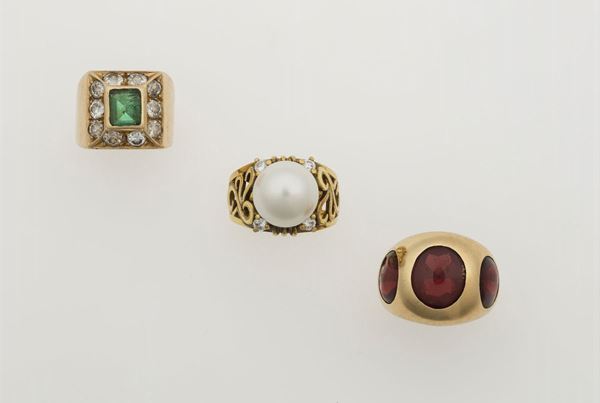Lotto composto da tre anelli con diamanti, smeraldi, quarzi e perla