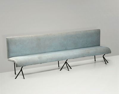 Divano con Struttura in Metallo Tubolare Laccato e Puntali in Ottone. Rivestimenti in Tessuto.