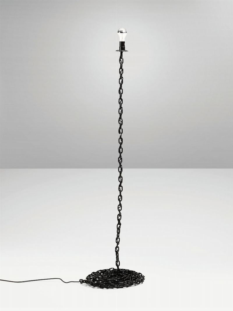Lampada con struttura in metallo laccato.  - Auction Design - Cambi Casa d'Aste