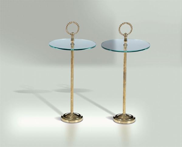 Coppia di tavolini con struttura in ottone e piano in vetro molato.