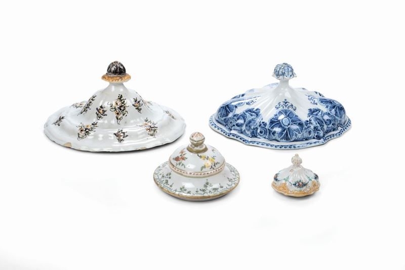 Quattro coperchi Manifatture diverse, XVIII secolo  - Asta Maioliche e Porcellane - Cambi Casa d'Aste