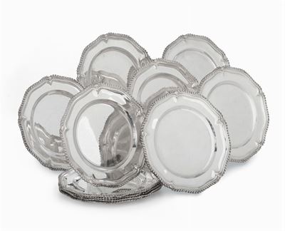 Undici Sottopiatti in Argento Fuso, Sbalzato e Cesellato. Londra 1798, Punzone Orefice S J Non Id...