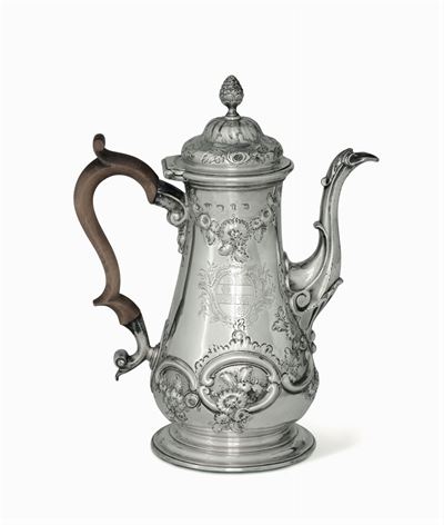 Caffettiera in Argento Fuso, Sbalzato e Cesellato. Londra, tra il 1740 e il 1755