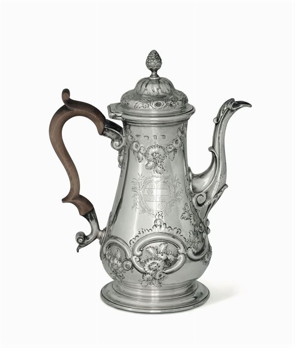 Caffettiera in argento fuso, sbalzato e cesellato. Londra, tra il 1740 e il 1755