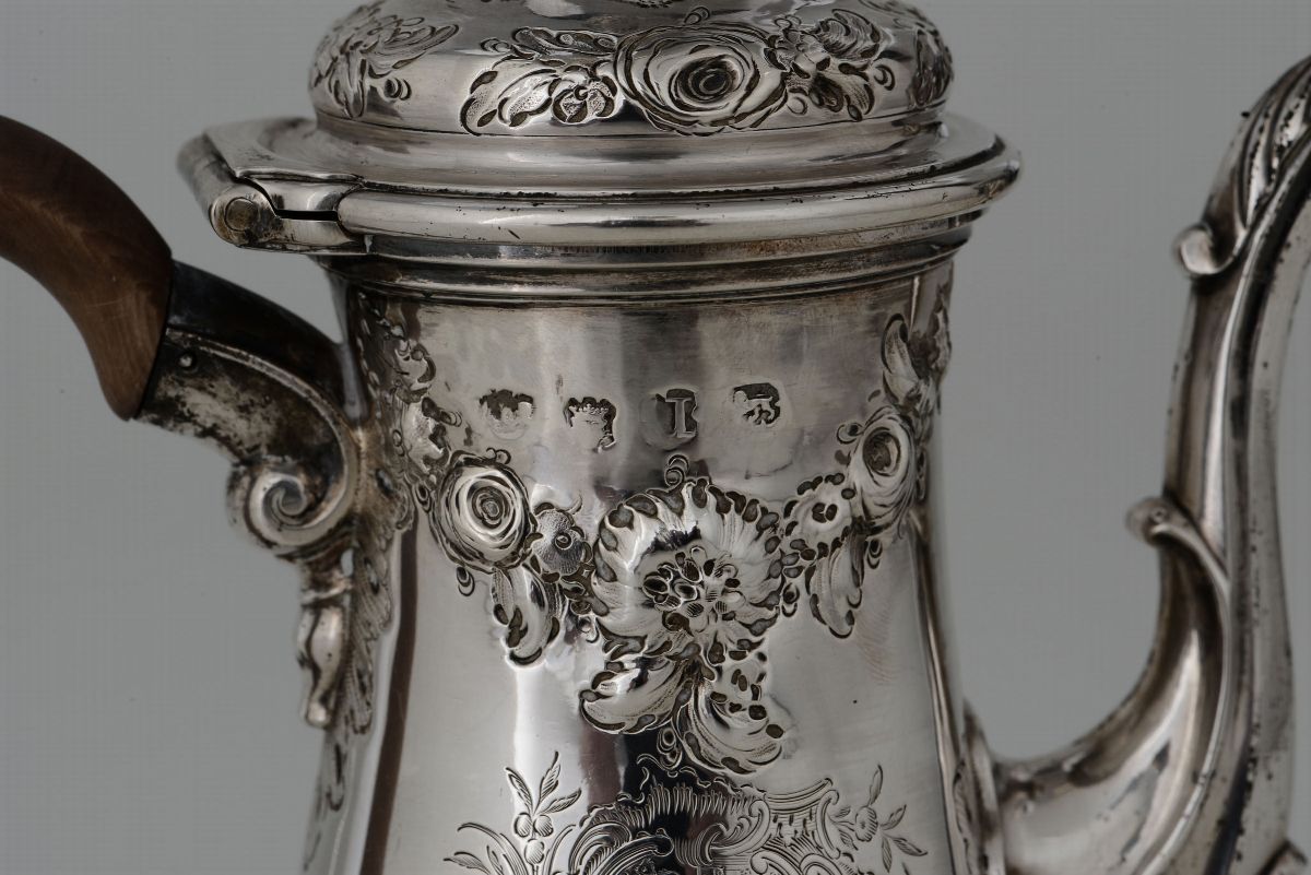 Caffettiera in Argento Fuso, Sbalzato e Cesellato. Londra, tra il 1740 e il 1755