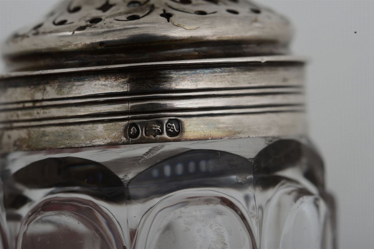 Cruet Set in Argento Fuso, Sbalzato e Cesellato, Londra 1836, Argentiere Joseph Angell Sr. & John...