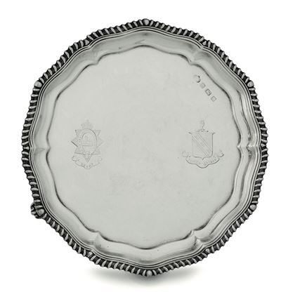 Salver in Argento Fuso e Cesellato. Inghilterra Birmingham 1906, Argentiere Elkington Co.