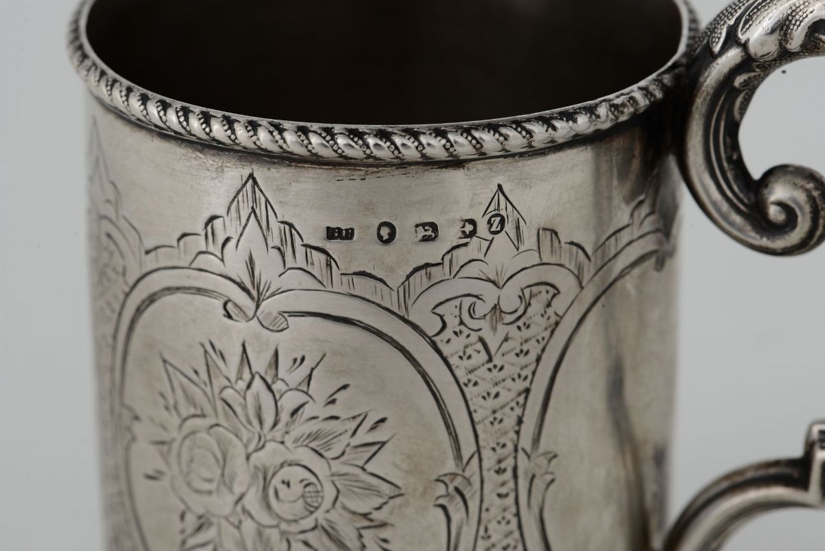 Bicchiere da Battesimo in Argento Fuso, Sbalzato e Cesellato, Birmingham 1874, Argentiere George ...