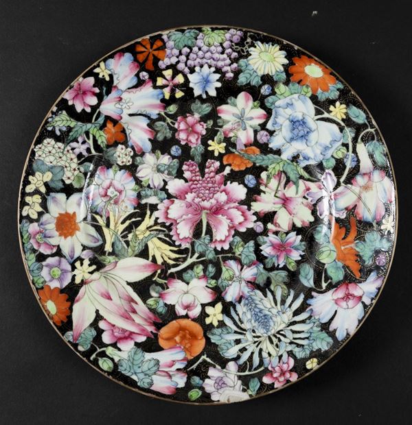 Quattro piatti in porcellana millefleures a smalti policromi con decoro di peonie, Cina, XX secolo