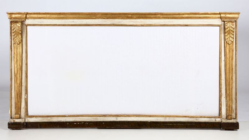 Cornice in legno intagliato, dipinto e dorato trasformata in testiera di letto, elementi antichi  - Auction Antiques III - Timed Auction - Cambi Casa d'Aste