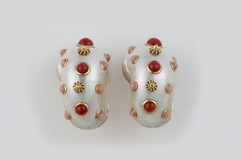 Pair of mother of pearl and coral earrings  - Auction Jewels Timed Auction - Cambi Casa d'Aste