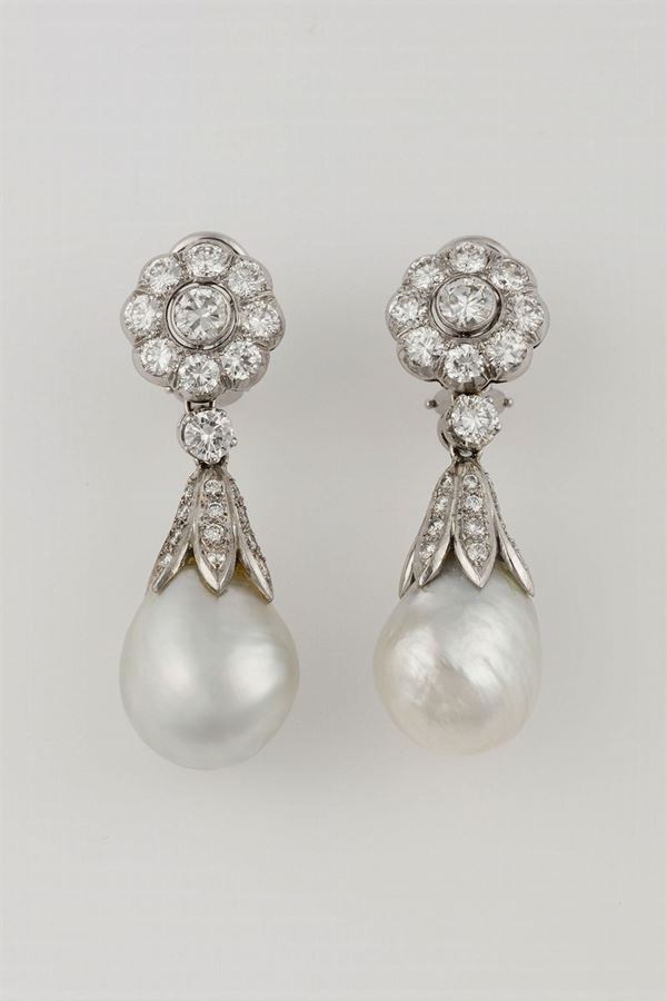 Orecchini pendenti con diamanti taglio brillante e perle barocche