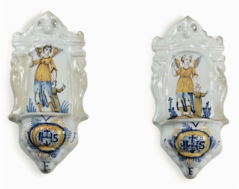 Coppia di acquasantiere Italia centrale, XVII secolo  - Auction Majolica and Porcelain - Cambi Casa d'Aste