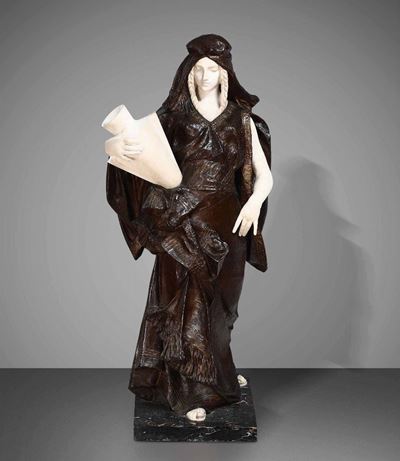 Grande Scultura in Bronzo e Marmo Bianco Raffigurante Figura Femminile con Anfora. Scultore del X...