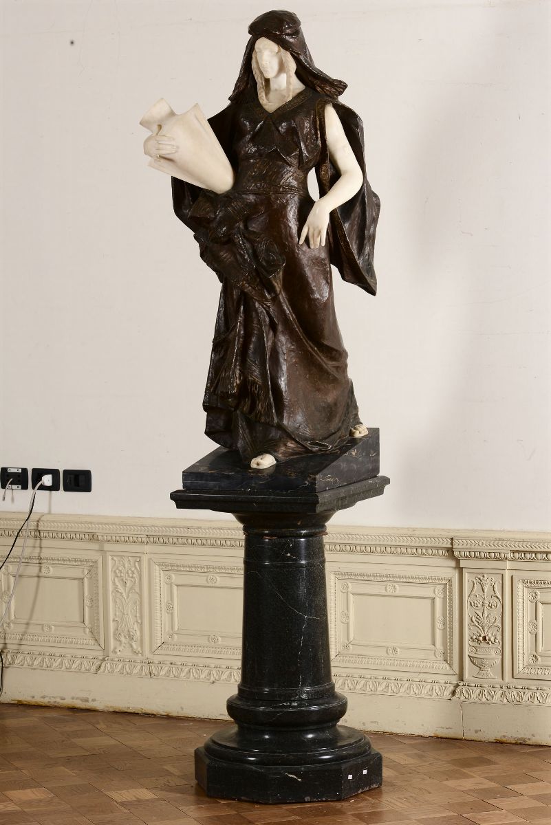 Grande Scultura in Bronzo e Marmo Bianco Raffigurante Figura Femminile con Anfora. Scultore del X...