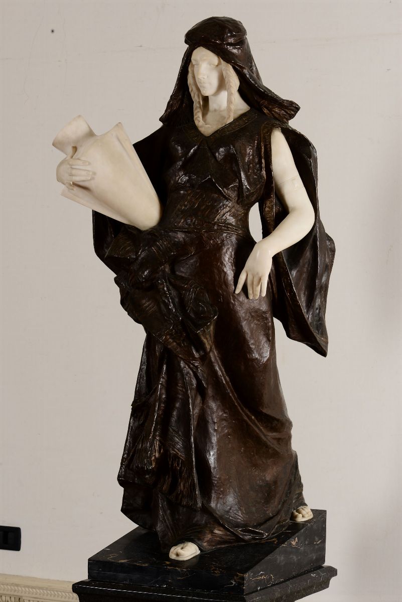 Grande Scultura in Bronzo e Marmo Bianco Raffigurante Figura Femminile con Anfora. Scultore del X...
