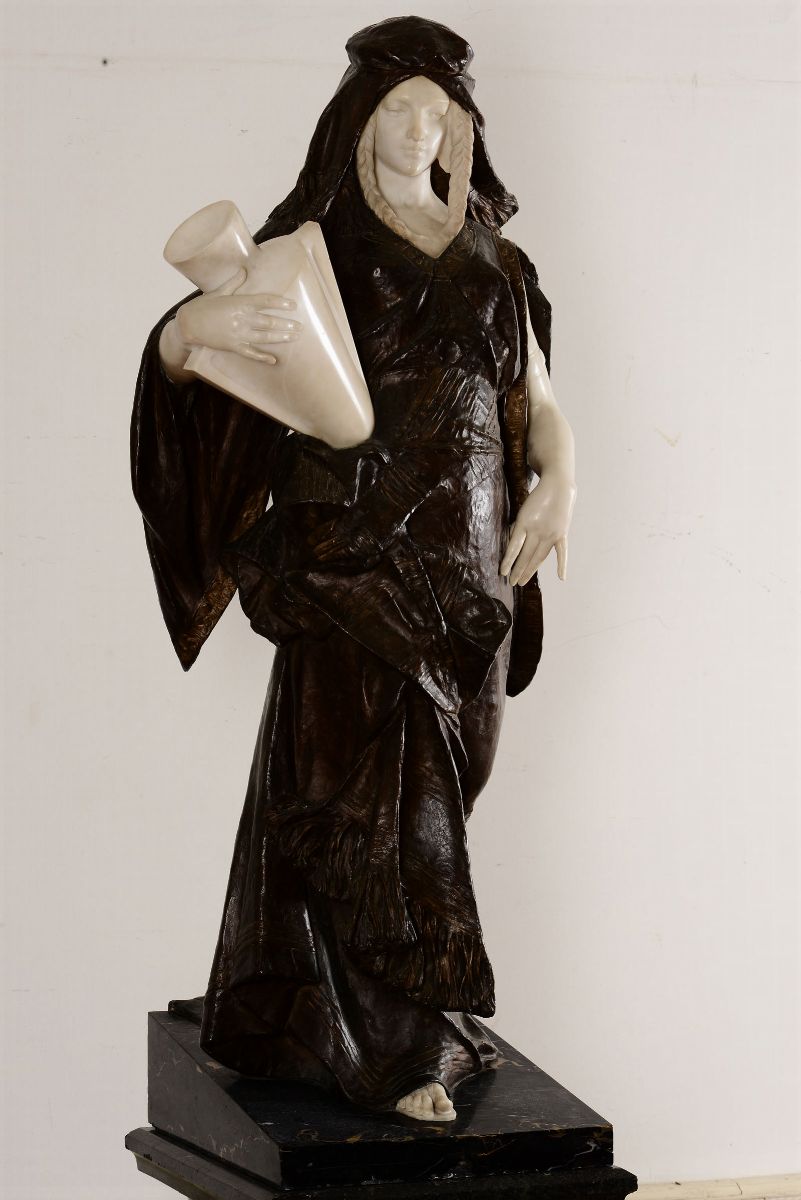 Grande Scultura in Bronzo e Marmo Bianco Raffigurante Figura Femminile con Anfora. Scultore del X...