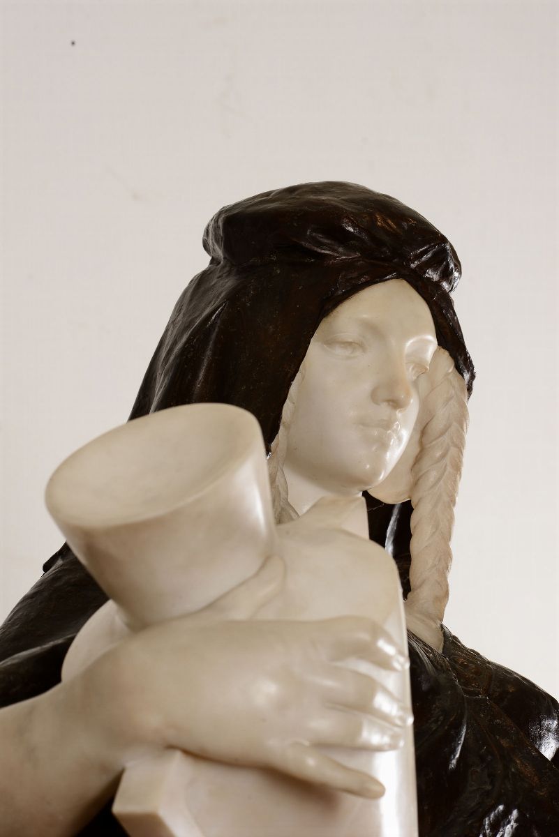 Grande Scultura in Bronzo e Marmo Bianco Raffigurante Figura Femminile con Anfora. Scultore del X...