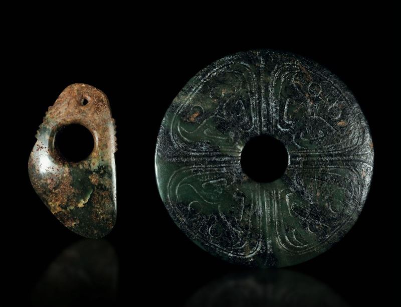 Lotto composto da due oggetti in giada arcaici con decori incisi, Cina, probabilmente Dinastia Han (206 a.C.-220 d.C.)  - Asta Fine Chinese Works of Art - Cambi Casa d'Aste