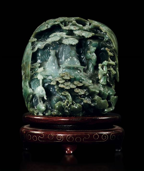 Montagna scolpita in giada color spinacio con figure entro paesaggio e iscrizione, Cina, XX secolo