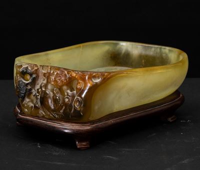 Sciacquapennelli in Giada Gialla e Russet con Figura a Rilievo di Animale Entro Paesaggio, Cina, ...