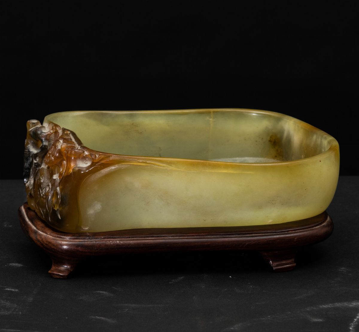 Sciacquapennelli in Giada Gialla e Russet con Figura a Rilievo di Animale Entro Paesaggio, Cina, ...