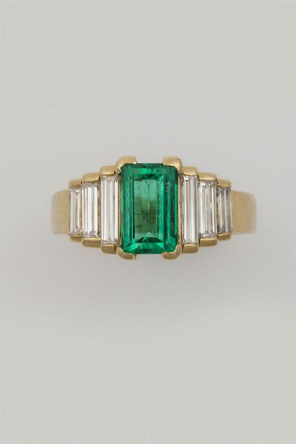 Anello con smeraldo di ct 2,35 circa e diamanti a contorno