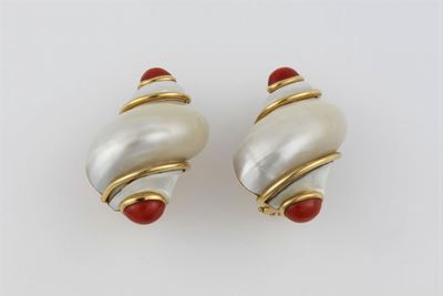 Seaman Schepps. “turbo Shell” Orecchini con Madreperla e Corallo