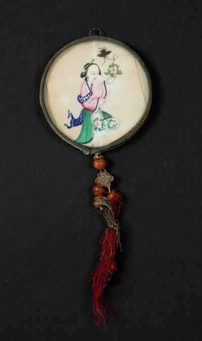 Piccolo Specchio Circolare con Figura di Guanyin Dipinta su Seta, Cina, XX Secolo