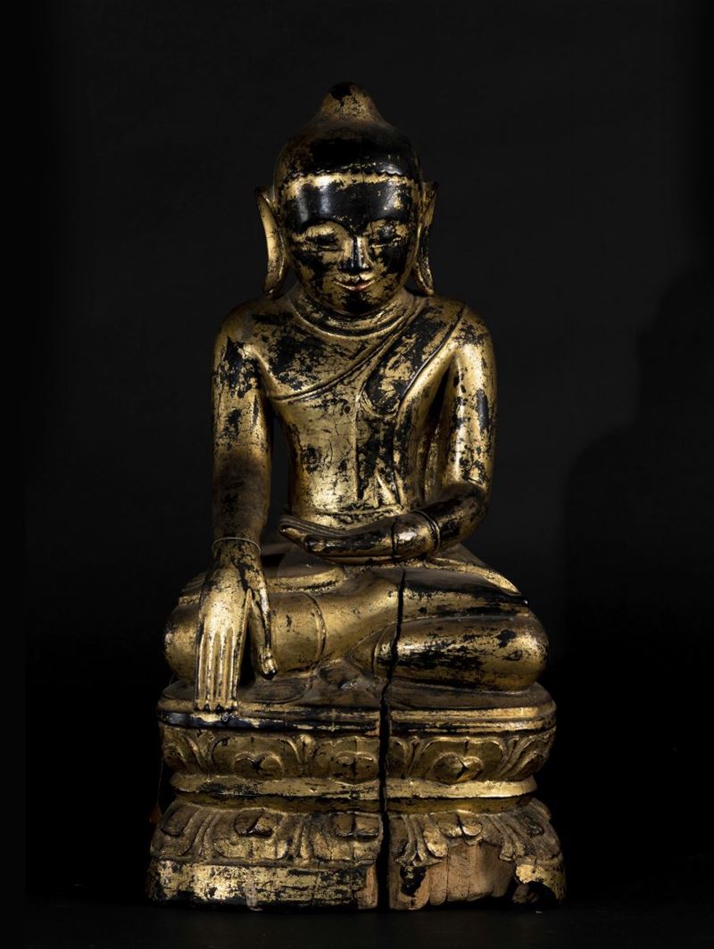 Figura di Buddha Sakyamuni seduto su doppio fiore di loto in legno dorato, Cina, XX secolo  - Asta Arte Orientale - Cambi Casa d'Aste