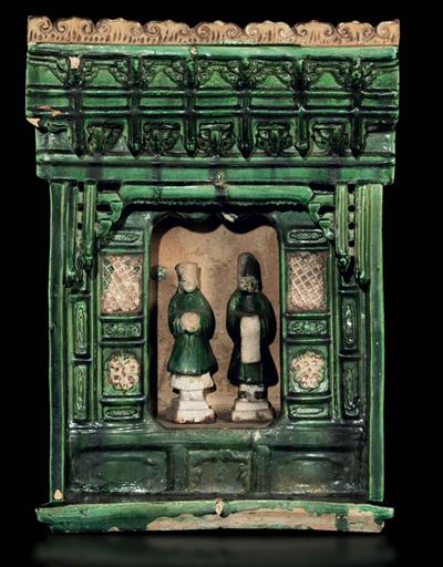 Piccolo Tempio con Figure in Grès Smaltato sui Toni del Verde, Cina, Dinastia Ming, XVI-XVII Seco...